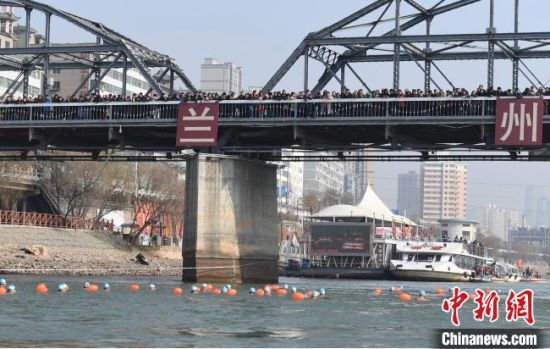 圖為活動(dòng)現(xiàn)場(chǎng)冬泳愛好者表演“漂游”?！钇G敏 攝