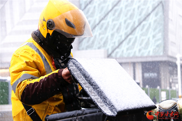 2020年第一場雪巧遇“小寒” 蘭州人請收下?。ńM圖）