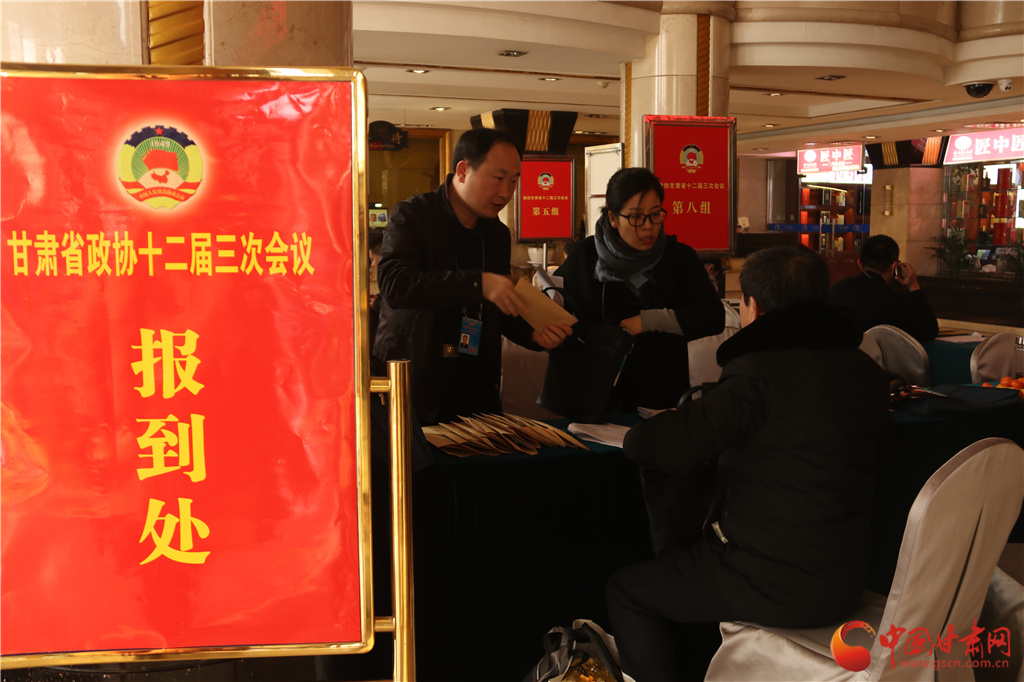 【聚焦2020甘肅兩會】政協(xié)委員抵達(dá)蘭州（組圖+視頻）