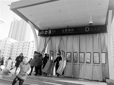 蘭州地鐵各車站加掛防寒門(mén)簾 溫暖市民乘車之旅