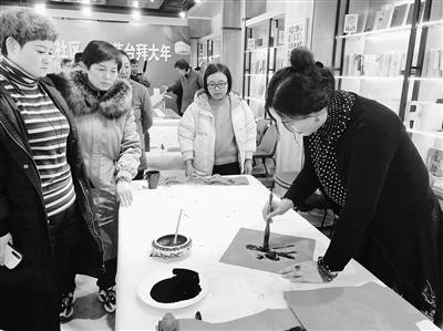 蘭州甘家巷社區(qū)“鼠年納?！彼痛郝?lián)（圖）