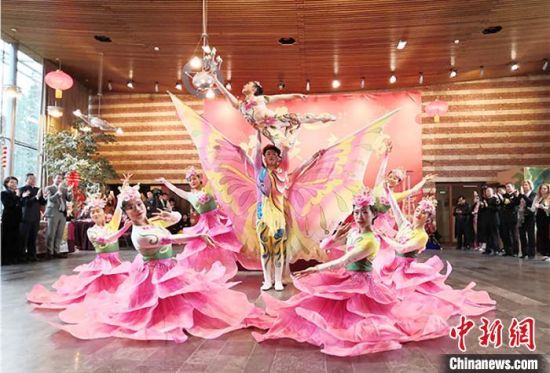 圖為雜技演員通過(guò)精湛的技藝贏得了滿堂喝彩?！「拭C省文化和旅游廳網(wǎng)站 攝