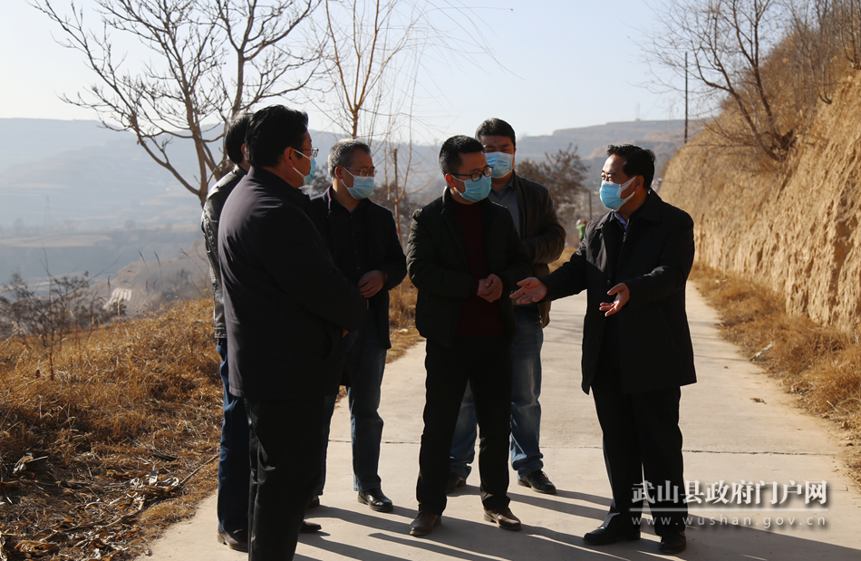 索鴻賓在鴛鴦、樺林鎮(zhèn)檢查指導(dǎo)疫情防控和脫貧攻堅等工作