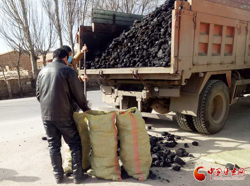 【甘肅全民戰(zhàn)“疫”】雪中送炭！會寧一企業(yè)為基層防控點(diǎn)捐贈10噸愛心煤（圖）