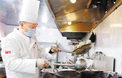 慶陽(yáng)西峰一飯店老板關(guān)門“營(yíng)業(yè)” 每天做好“愛心餐”送到防控監(jiān)測(cè)點(diǎn)