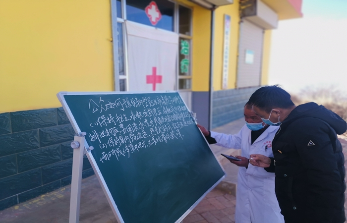 市紀(jì)委監(jiān)委駐村幫扶干部馬維高在村衛(wèi)生室宣傳疫情防控知識(shí)。.jpg