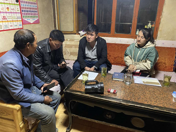 圖為木耳鎮(zhèn)紀(jì)檢干事盧建民（左三）連夜在多壩村多壩組奚連德家中了解受災(zāi)情況，排查安全隱患，并宣傳發(fā)生次生災(zāi)害的相關(guān)知識。_副本.jpg