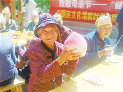 母親節(jié)，白銀“花村”擺了一場“敬老宴”