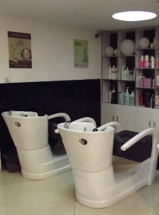 蘭州市區(qū)兩級衛(wèi)生監(jiān)督機構聯(lián)合整治美容美發(fā)場所