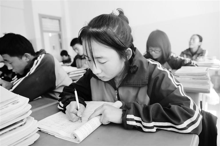 慶陽(yáng)環(huán)縣這名小姑娘，柔弱肩膀撐起一個(gè)大家庭