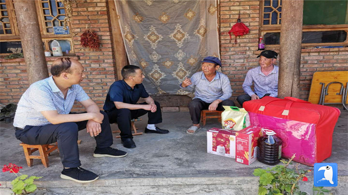 在建黨99周年來臨之際，隴南市禮縣紀委監(jiān)委在中壩鎮(zhèn)、三峪鄉(xiāng)開展“七一”慰問老黨員、困難黨員活動，為他們送去組織的關懷和節(jié)日的問候。_副本.jpg