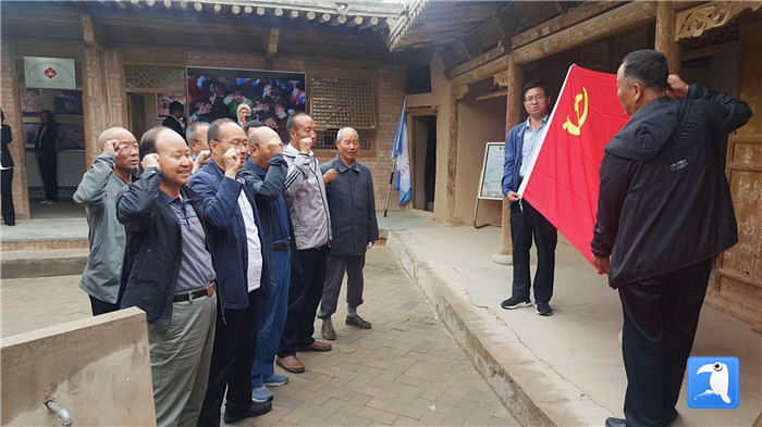 7月1日，臨夏州紀委監(jiān)委機關黨總支組織退休黨支部部分黨員前往東鄉(xiāng)縣布楞溝村史館，開展主題黨日活動。_副本.jpg