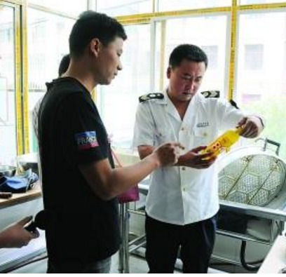 蘭州市場(chǎng)監(jiān)管局綜合行政執(zhí)法隊(duì)開(kāi)展學(xué)校、托幼機(jī)構(gòu)食品安全專項(xiàng)檢查