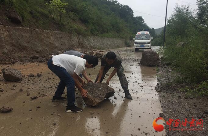 康縣長(zhǎng)壩鎮(zhèn)：鏟車(chē)、120合力“逆行”救援群眾  