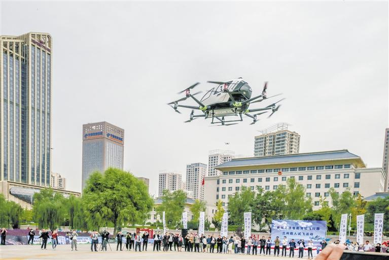 超酷、超刺激！智能駕駛飛行器在蘭載人試飛