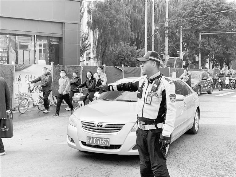 近期蘭州市區(qū)多處路段占道施工，高峰期市民請(qǐng)盡量繞行