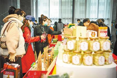 今天，在這里聽榆中的脫貧故事 ——榆中縣“脫貧攻堅宣傳周”發(fā)布活動暨脫貧攻堅主題成就展啟動側(cè)記