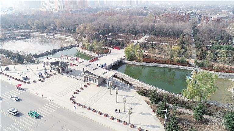 　初冬時節(jié)，臨夏市東郊公園里,楓樹、松柏、云杉等樹木色彩斑斕