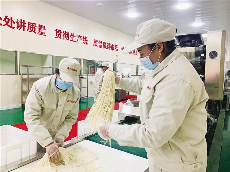 蘭州市規(guī)?；懊鏃l加工項目”投入運(yùn)營 將配送到市區(qū)280多家直營店