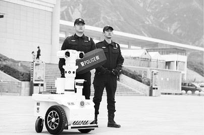 新奇！5G巡邏機(jī)器人亮相隴南武都街頭