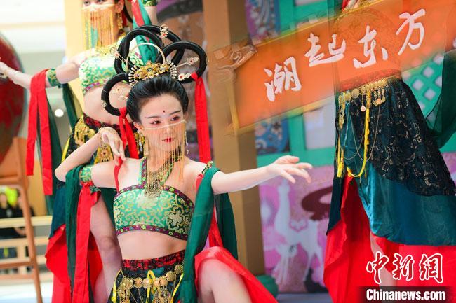 圖為今年9月5日，在重慶亮相的敦煌博物館“潮起東方”主題活動現(xiàn)場。敦煌博物館供圖