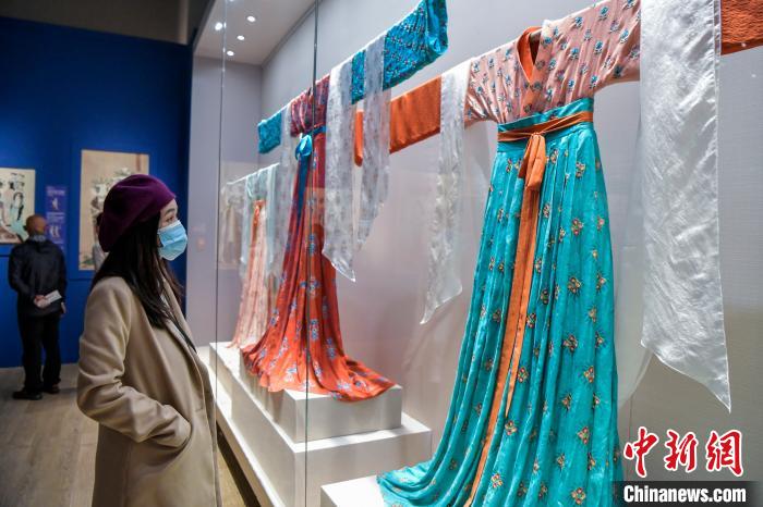 觀眾在參觀唐代服飾?！●樤骑w 攝