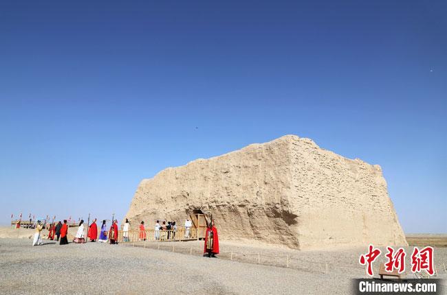 數(shù)十位身著古裝的女性通過體驗賞漢舞、習漢禮、吟誦詩詞等中華傳統(tǒng)文化，再現(xiàn)古絲綢之路的繁華盛景。　王菁 攝