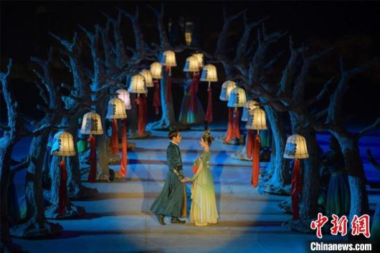 圖為全新升級《敦煌盛典》，新增戰(zhàn)馬、燈籠矩陣，以及最新聲、光、電硬件設(shè)施。　王斌銀 攝