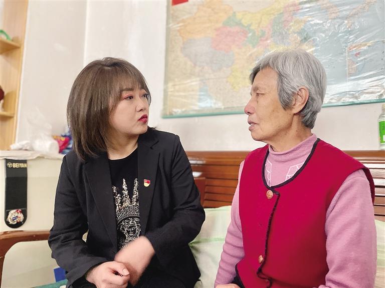 敦煌路街道任家莊街東社區(qū)黨委書記、居委會(huì)主任譚莉：我們必須成為老百姓堅(jiān)強(qiáng)的后盾