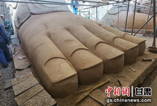 圖為中國“石窟鼻祖”天梯山石窟第13窟大佛足部與局部危巖體搶救性保護(hù)項(xiàng)目施工現(xiàn)場。陳曉斌 攝