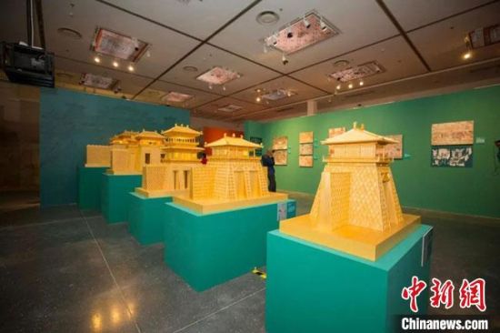 圖為呈現(xiàn)敦煌壁畫(huà)中的建筑和園林之美的復(fù)原模型。(資料圖) 敦煌研究院供圖