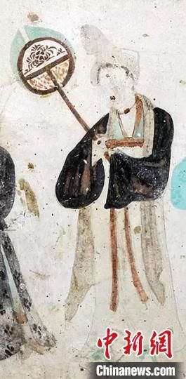 “一把小扇在手，笑對(duì)仲夏酷暑?！眻D為莫高窟第468窟《執(zhí)團(tuán)扇女供養(yǎng)人》(中唐)?！《鼗脱芯吭汗﹫D