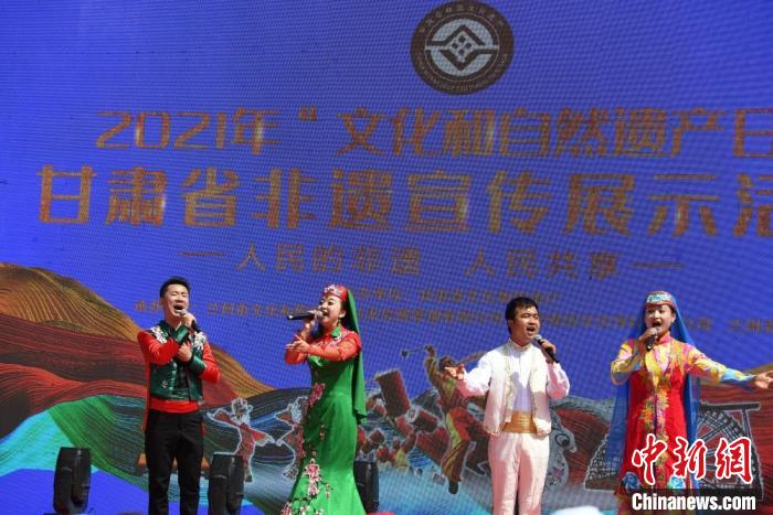 圖為甘肅臨夏回族自治州非遺傳承人演唱花兒?！钇G敏 攝