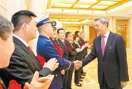 尹弘同甘肅省全國“兩優(yōu)一先”表彰對象和全國優(yōu)秀縣委書記座談時強調 牢記殷切囑托 創(chuàng)造嶄新業(yè)績 當好榜樣標桿努力為全面建設社會主義現代化作出更大貢獻