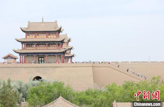 歷經(jīng)數(shù)十載保護(hù)修繕的古老關(guān)城得以延年益壽，成為了海內(nèi)外游客“絲路游”的必經(jīng)打卡地?！「哒?攝