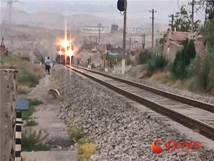 驚險！火車來臨小男孩鐵路上玩耍 蘭鐵民警飛奔將其救下