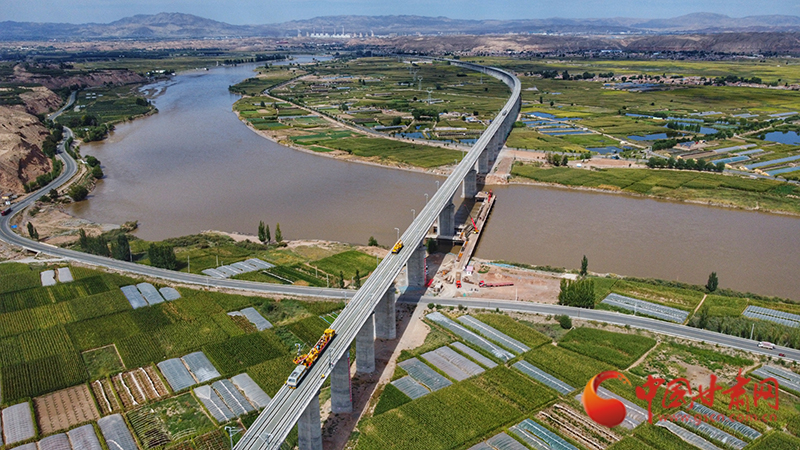 【隴拍客】直擊現(xiàn)場(chǎng)！看中蘭鐵路首條接觸網(wǎng)導(dǎo)線如何架設(shè)