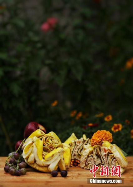 圖為做好的月餅，狀似玫瑰，切開(kāi)后層層疊疊，色彩斑斕。張文 攝