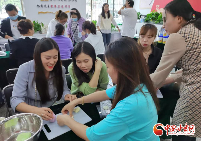 解鎖新技能！蘭州七里河區(qū)秋天的第一份手工月餅來(lái)了