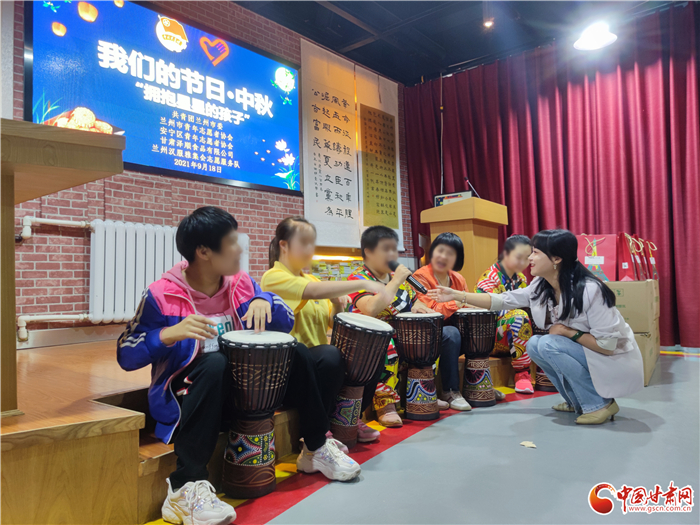 【網(wǎng)絡(luò)中國(guó)節(jié)·中秋】共青團(tuán)蘭州市委等部門(mén)給特殊兒童送祝福