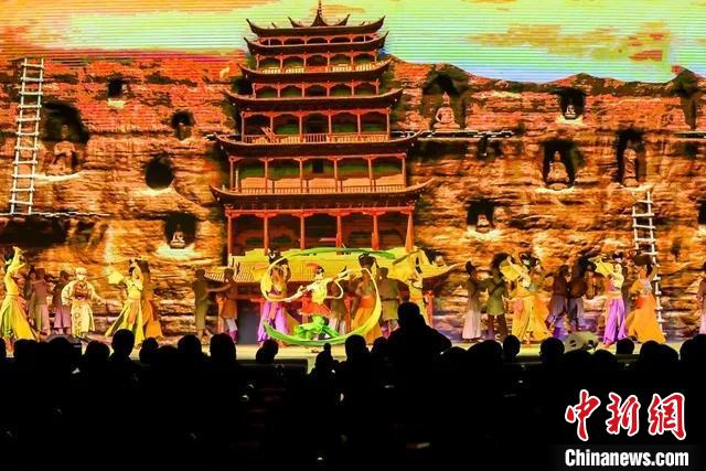 開幕式文藝展示“相約敦煌”，通過數(shù)字技術(shù)將莫高窟“搬到”演出現(xiàn)場?！「拭C省文化和旅游廳供圖