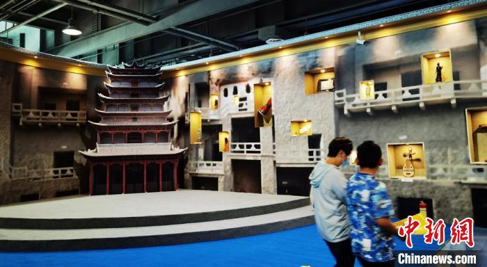 該展覽還借助科技手段，復(fù)原“藏經(jīng)洞”場景，將莫高窟“搬進”展廳?！《∷?攝