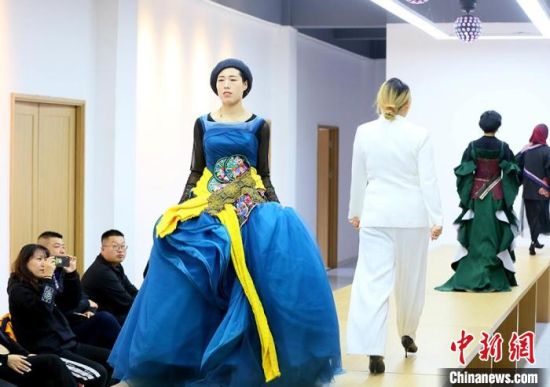 東鄉(xiāng)繡娘在T臺(tái)走秀?！「哒?攝