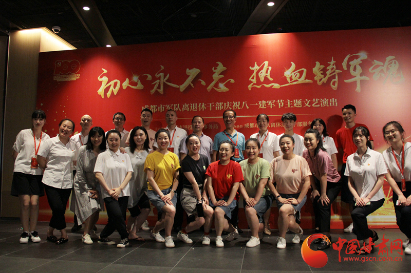 【蘭大新聞學(xué)子重走西北角】不變的軍旅情，不滅的舞臺夢——記原成都軍區(qū)政治部戰(zhàn)旗文工團(tuán)國家一級演員楊思遠(yuǎn)