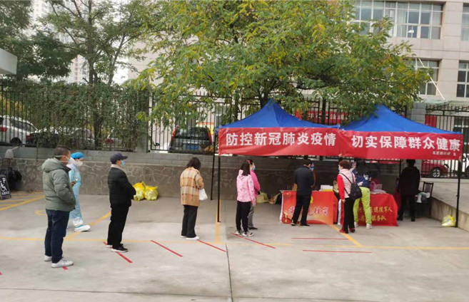 城關(guān)區(qū)紀委監(jiān)委各監(jiān)督檢查組督促各街道核酸檢測點落實“一米線”制度。.jpg