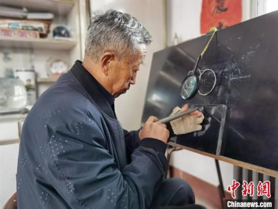 圖為陶世清在創(chuàng)作中?！钅?攝