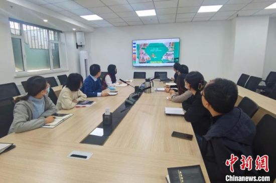 圖為甘肅教育出版社《寫給青少年的敦煌故事》叢書項目組，探討圖書封面設計?！￠Z姣 攝