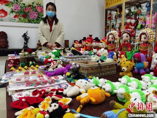 圖為隴原巧手展示手工藝品。(資料圖) 徐雪 攝