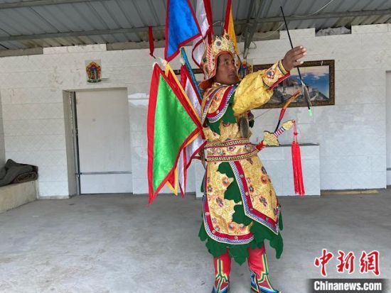 圖為完代才讓在外木村戲臺(tái)出演?！∷巫雨?攝