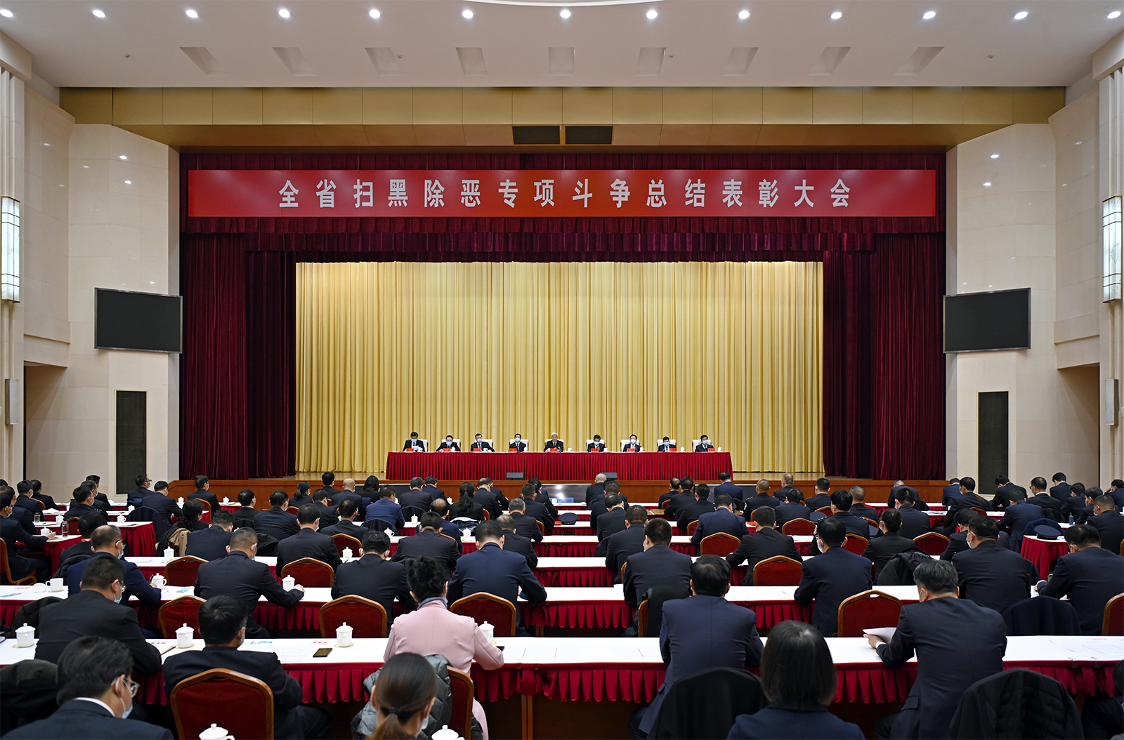 【快訊】甘肅省掃黑除惡專(zhuān)項(xiàng)斗爭(zhēng)總結(jié)表彰大會(huì)在蘭舉行 尹弘講話(huà) 任振鶴主持